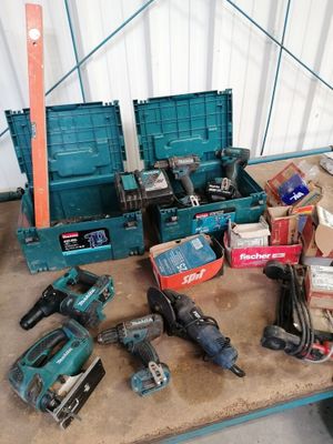 de nombreux outils posés sur la table dans le garage