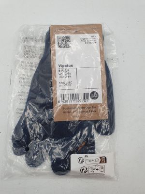 un paquet de gants posé sur une table, avec une étiquette de prix dessus
