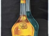 une publicité pour une liqueur montrant une bouteille de liqueur à côté d'une autre bouteille de liqueur