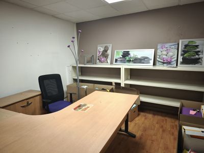 Bureau d'angle stratifié façon hêtre + bahut bas 2 portes + …