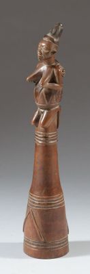 statue en bronze représentant une femme portant un enfant sur le dos