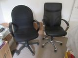deux chaises de bureau noires placées l'une à côté de l'autre dans une pièce