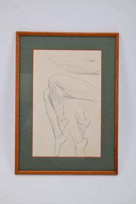 dessin encadré représentant le visage d'une femme, dans un cadre vert accroché à un mur blanc