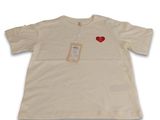 un gros plan sur une chemise ornée d'un cœur