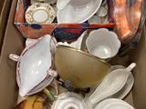une boîte remplie de plats et de bols de toutes sortes