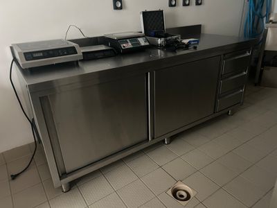 une cuisine équipée d'armoires et d'appareils électroménagers en acier inoxydable