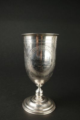 une coupe en argent ancien sur fond noir, avec un fond noir