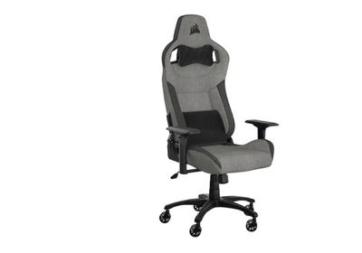 un gros plan d'une chaise sur fond blanc, avec un fond blanc