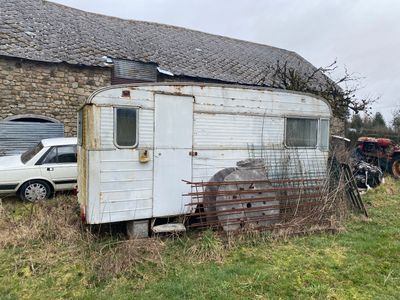Caravane des années 1960 LOT VENDU EN L'ETAT, NON ROULANT, S…