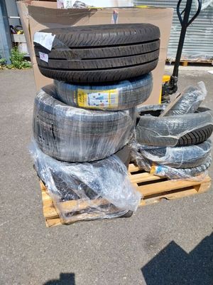 une pile de pneus posée sur une palette