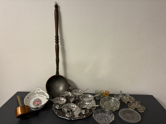 Lot comprenant service à glace en inox, 2 cuivres, 1 panière ajou...