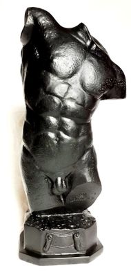 une sculpture noire représentant un torse masculin posée sur un socle noir