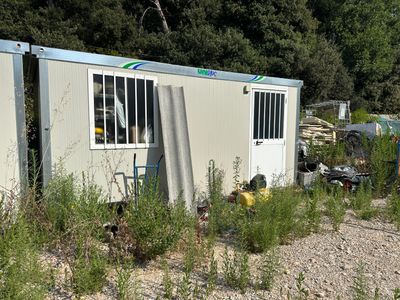 un petit bâtiment dans lequel s'entassent beaucoup de déchets