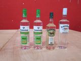 trois bouteilles d'alcool posées les unes à côté des autres sur une table