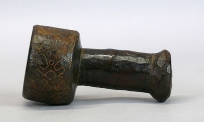 Pilon ou battoir en bois dur et lourd à belle patine sombre …