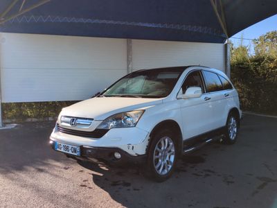 une photo d'une Honda CR-V blanche garée sur un parking