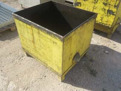deux poubelles jaunes posées l'une à côté de l'autre par terre