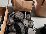 de nombreuses boîtes contenant des montres et d’autres objets, posées par terre