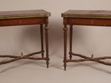 paire de tables d'appoint anciennes avec des plateaux en marbre