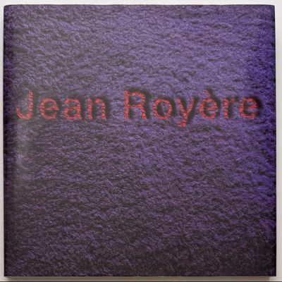 un livre violet sur lequel est écrit « Jésus aime »