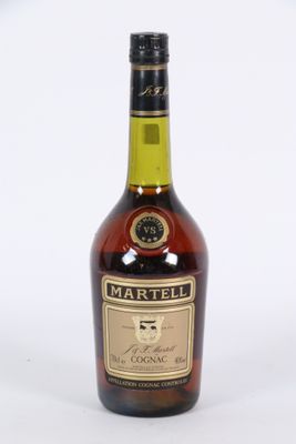 une image représentant une bouteille de brandy sur fond blanc