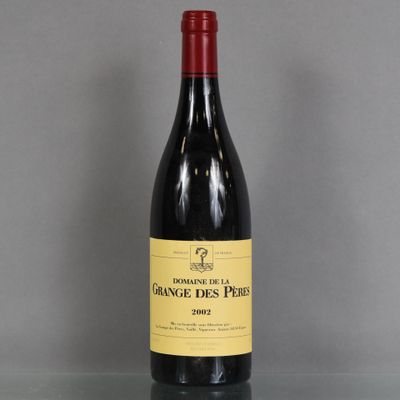 une bouteille de vin rouge posée sur une table en verre
