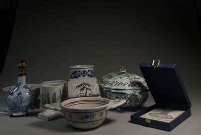 de nombreux types de vases et de bols sur la table