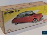 une boîte contenant une maquette de voiture rouge