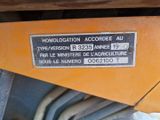 une étiquette apposée sur le côté d'une machine posée au sol