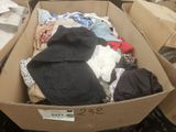 une boîte en carton remplie de vêtements et d'un chapeau