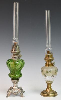 Réunion d'une lampe à pétrole à réservoir en verre teinté ve…