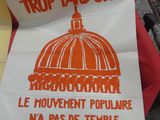 a sign that reads trop tard crs on a chair