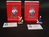 deux petites figurines posées sur une table