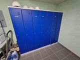 des casiers bleus dans les sanitaires d'une salle de bains publique