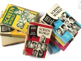 plusieurs livres sont empilés sur une surface blanche