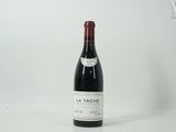 une bouteille de vin posée sur une table