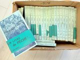 une boîte pleine de livres posée sur le sol