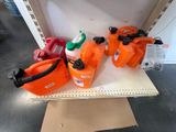 une étagère sur laquelle sont posées plusieurs sortes de bonbonnes de gaz