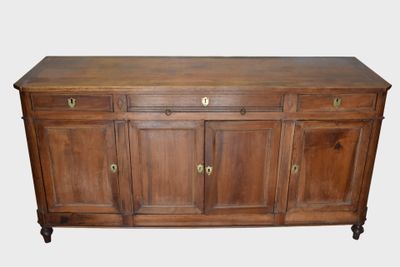 un buffet en bois à quatre tiroirs et deux portes
