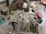 un tas de vêtements et d'autres objets par terre
