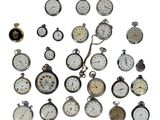 de nombreux modèles différents de montres de poche exposés ensemble
