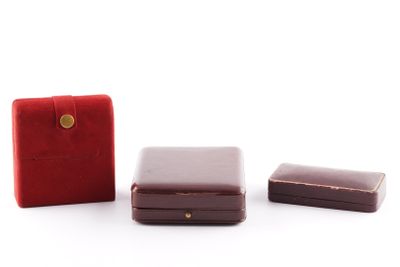 trois pièces en cuir rouge avec un fermoir doré et un étui rouge