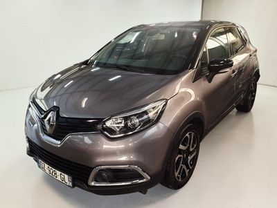 vue de face d'une voiture grise dans une pièce blanche