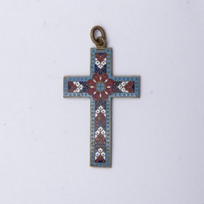 un gros plan d'une croix sur une surface blanche avec un fond blanc