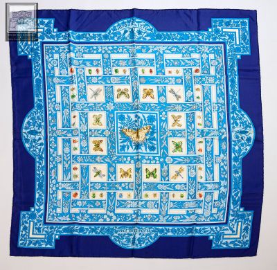 une image représentant une nappe bleue et blanche ornée d'oiseaux et de fleurs