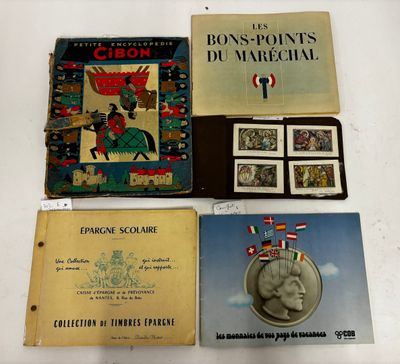 Plusieurs livres sont posés sur une table où figure l'image d'un homme à cheval