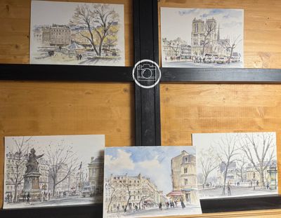 quatre tableaux posés sur le rebord de la fenêtre d'un immeuble