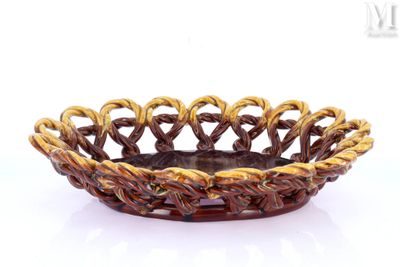 panier tressé marron et jaune avec des anses, sur fond blanc