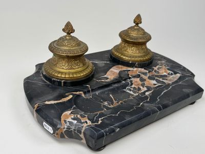 paire de bougeoirs en marbre noir et laiton, posés sur un socle en marbre