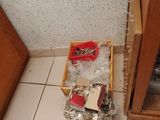 une boîte de vis posée par terre près d'une porte